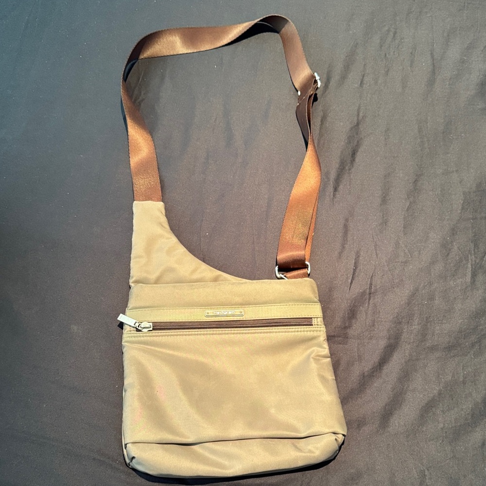 Hedgren preowned non smoker home green Crossbody Bag some vague preloved/wear